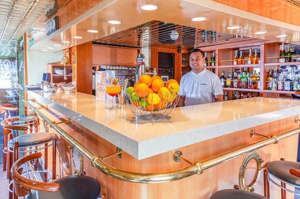 CroisiEurope MS La Belle de Cadix Lounge Bar with Dancefloor 12 ©Alberto Dastis.jpg